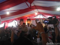Mendapat Energi Baru di Gresik, Prabowo Merasa 10 Tahun Lebih Muda