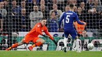 Jorginho menjadi penendang Chelsea yang gagal. Dia eksekuto pertama dalam tos-tosan. (Foto: Carl Recine/Action Images via Reuters)