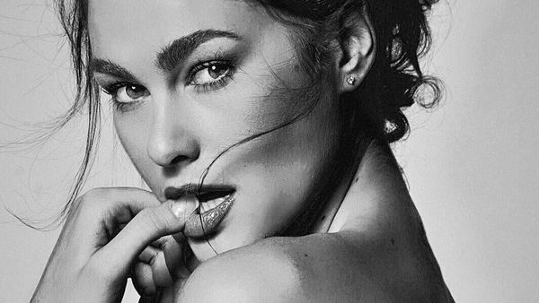 Sering Pemer Kemesraan, Ini Potret Memesona Pacar Seksi Valentino Rossi