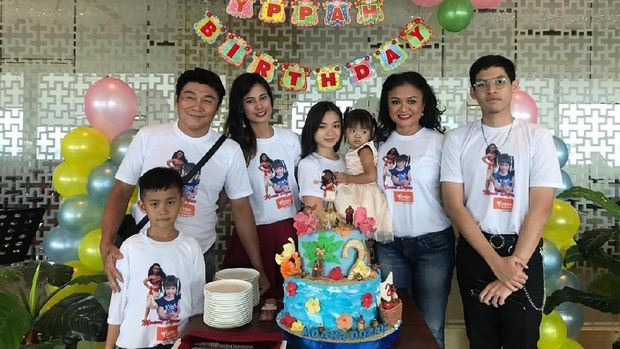 Betharia Sonata saat menghadiri pesta ulang tahun anak Willy Dozan