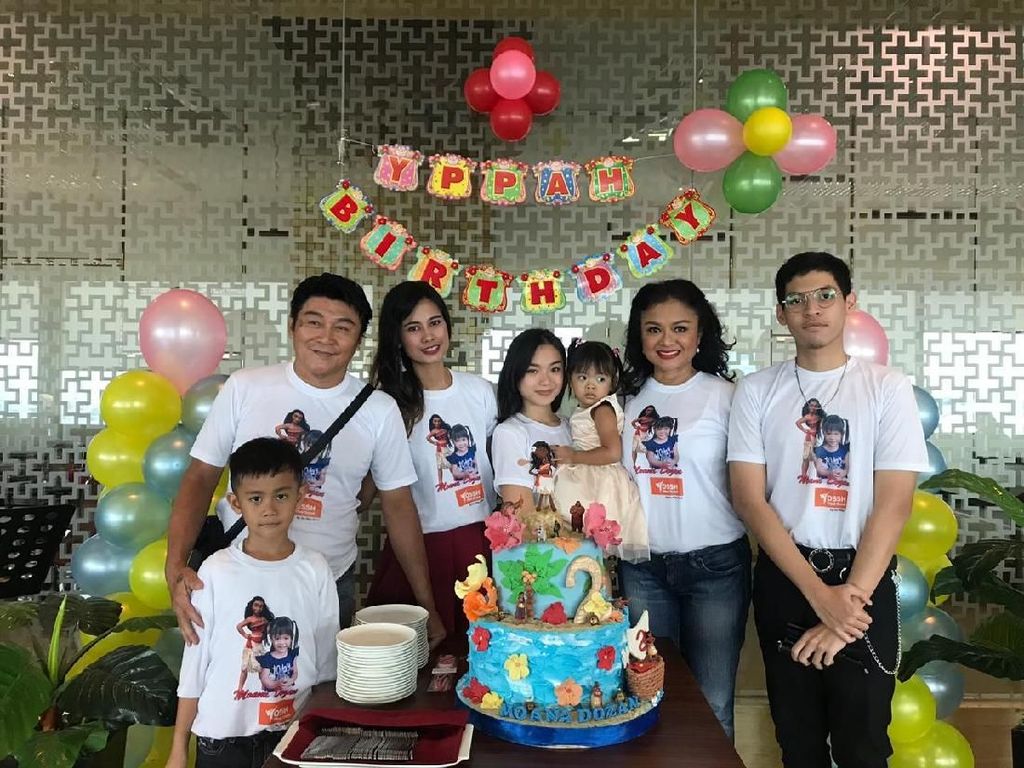 Tetap Akrab, Betharia Sonata Ikut Rayakan Ultah Anak Mantan Suami Tetap Akrab, Betharia Sonata Ikut Rayakan Ultah Anak Mantan Suami