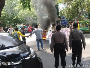 Bakar Ban di Jalan, Demo Mahasiswa di Jombang Dibubarkan Paksa