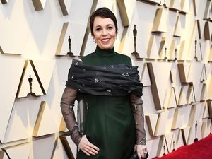 Pemeran Ratu Elizabeth Sebut Media Jahat Pada Meghan-Pangeran Harry