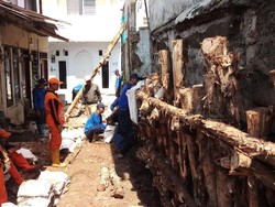 Tembok Rumah Tetangga Nyaris Amblas, 15 Warga di Jagakarsa Mengungsi