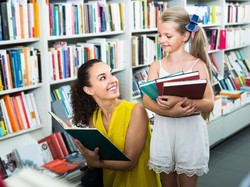 Si Kecil Merengek Minta Buku Mahal? Bunda Simak Ya Solusinya