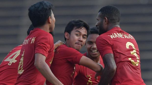 TIMNAS U-22 INDONESIA LOLOS KE FINAL Pemain Timnas U-22 Indonesia Muhamad Lutfi Kamal Baharsjah (tengah) beraksi dengan rekannya setelah berhasil membobol gawang Vietnam dalam pertandingan Semi Final Piala AFF U-22 di Stadion Nasional Olimpiade Phnom Penh, Kamboja, Minggu (24/2/2019). Timnas U-22 Indonesia berhasil memenangkan pertandingan dengan skor 1-0 sehingga melaju ke babak final. ANTARA FOTO/Nyoman Budhiana/aww.