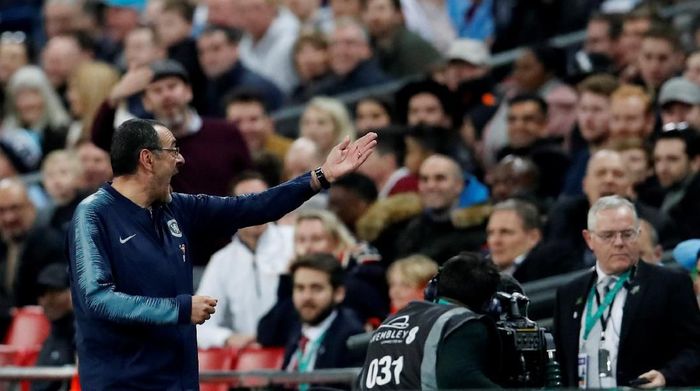 Maurizio Sarri terlihat emosional saat Kepa Arrizabalaga menolak diganti (REUTERS/David Klein) Maurizio Sarri terlihat emosional saat Kepa Arrizabalaga menolak diganti (REUTERS/David Klein)