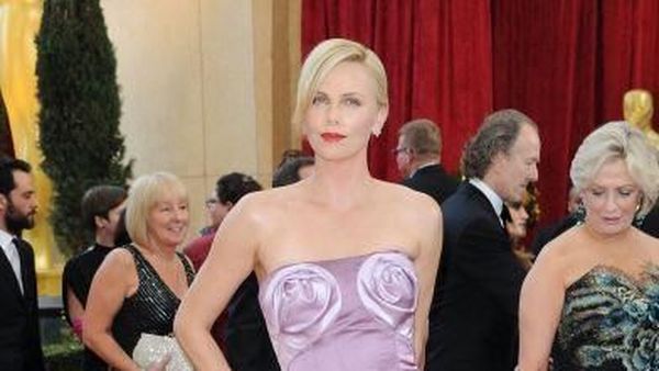 Foto: 8 Gaun Oscar Paling Kontroversial, Ada yang dari Kartu Kredit