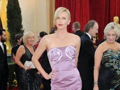 Foto: 8 Gaun Oscar Paling Kontroversial, Ada yang dari Kartu Kredit
