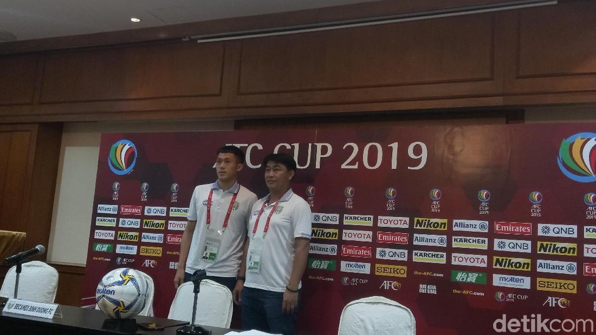 Pelatih Becamex Binh Duong Tran Minh Chien dalam konferensi pers menjelang duel dengan Persija Jakarta. (Amalia Dwi Septi/detikSport)