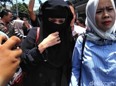 Bercadar, Mulan Jenguk Ahmad Dhani di Rutan Medaeng