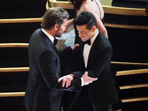 Duh! Setelah Terima Oscar, Rami Malek Terjatuh di Panggung Duh! Setelah Terima Oscar, Rami Malek Terjatuh di Panggung