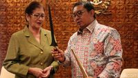 Fadli Zon Beri Keris ke Dubes Kuba di DPR