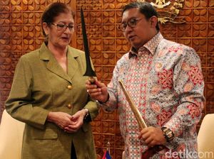 Fadli Zon Beri Keris ke Dubes Kuba di DPR