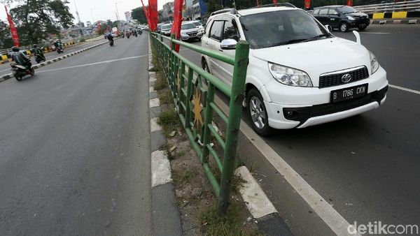 Duh! Pagar Pembatas Jalan KH Abdulah Syafei Rusak