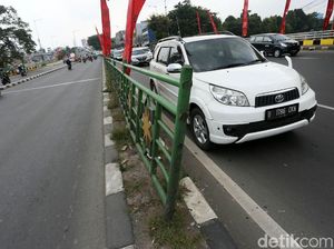 Duh! Pagar Pembatas Jalan KH Abdulah Syafei Rusak