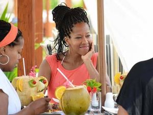 Berhasil Dapatkan Piala Oscar, Aktris Regina King Suka Minum Es Kelapa