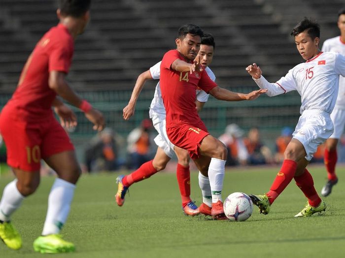 Timnas Indonesia saat berhadapan dengan Vietnam di Piala AFF U-22 2019. (Foto: Nyoman Budhiana/AntaraFoto) Timnas Indonesia saat berhadapan dengan Vietnam di Piala AFF U-22 2019. (Foto: Nyoman Budhiana/AntaraFoto)