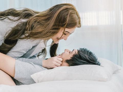 Menyiasati Posisi Bercinta Saat Bunda Sakit Punggung