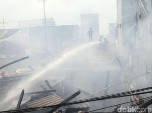 Aksi Heroik Petugas Damkar Jinakkan Api di Krukut Jakbar