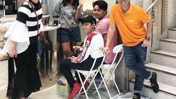 Serunya Viona Rosalina Saat Makan Bareng Keluarga hingga Geng Kepompong