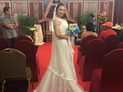 Akting Menikah, Manda Cello Gugup dan Kesulitan Pakai Gaun