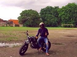 Gaya Penjaga Gawang Garuda Muda di Atas Motor