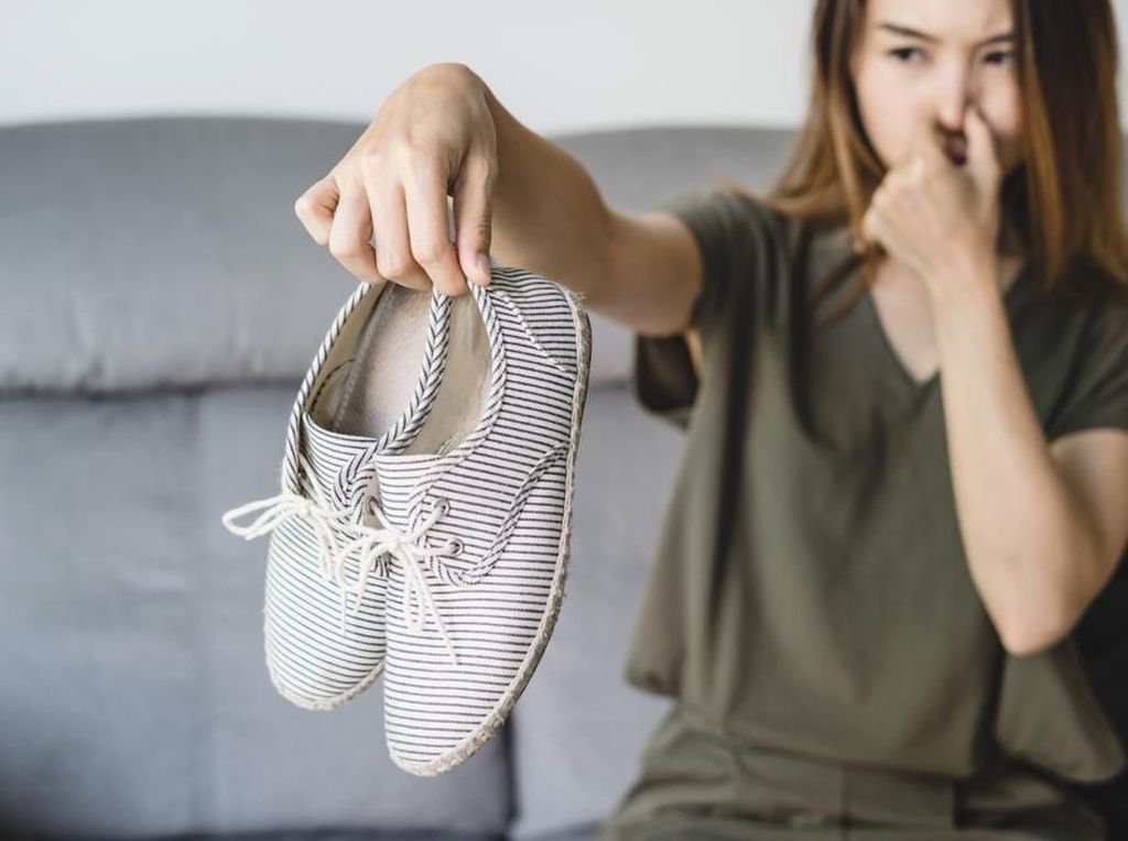 Cara Menghilangkan Bau Kaki Akibat Pakai Sepatu