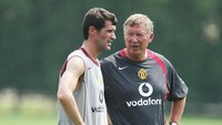 Roy Keane membuat berang Alex Ferguson karena mengkritik rekan-rekan setimnya setelah Manchester United ditekuk Middlesbrough 1-4 di 2005. Sejak saat itu, Keane diparkir Fergie sebelum akhirnya gelandang eksplosif tersebut hengkang di akhir musim. Foto: Phil Cole / Getty Images
