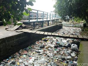 Jorok! Anak Sungai Musi Penuh Sampah dan Bau Tak Sedap