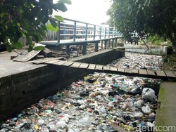 Jorok! Anak Sungai Musi Penuh Sampah dan Bau Tak Sedap