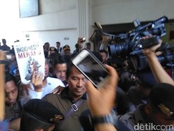 Tiba di PN, Ahmad Dhani Acungkan Buku Indonesia Menang