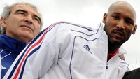 Seiring kegagalan Prancis di Piala Dunia 2010, Nicolas Anelka dan Raymond Domeneh berseteru. Anelka murka karena kelakuan eksentrik pelatihnya itu dan perang komentar hebat terjadi. Anelka kemudian dipulangkan dan menolak minta maaf. Foto: Franck Fife / AFP Photo