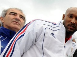 Seiring kegagalan Prancis di Piala Dunia 2010, Nicolas Anelka dan Raymond Domeneh berseteru. Anelka murka karena kelakuan eksentrik pelatihnya itu dan perang komentar hebat terjadi. Anelka kemudian dipulangkan dan menolak minta maaf. Foto: Franck Fife / AFP Photo
