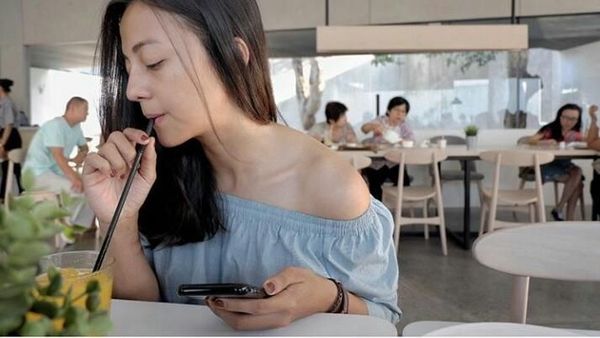 Ini Pose Cantik Chelzea, Adik Paula Verhouven Saat Makan Enak