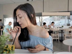 Ini Pose Cantik Chelzea, Adik Paula Verhouven Saat Makan Enak