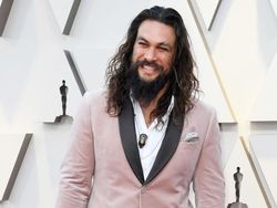 Jason Momoa Nyaman Pakai Baju Pink, Ini Alasannya
