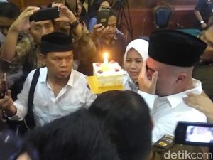 Ahmad Dhani Nangis Rayakan Ulang Tahun Safeea Sehabis Sidang Ahmad Dhani Nangis Rayakan Ulang Tahun Safeea Sehabis Sidang