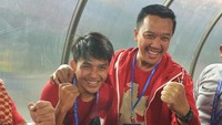 Menpora Imam Nahrawi (kanan) mengepalkan tangan bersama pemain Timnas U-22 Witan Sulaiman. ANTARA FOTO/Nyoman Budhiana.