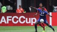 Persija dan Becamex terus saling bergantian melancarkan serangan.