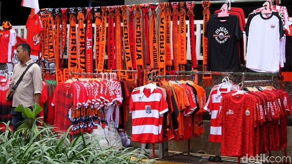 Atribut Persija Ramai Dijajakan di Stadion GBK