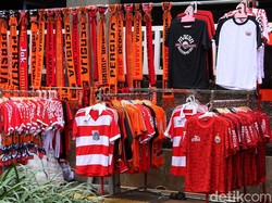 Sejumlah lapak atribut Persija hiasi sekitaran Stadion Utama Gelora Bung Karno, Jakarta. Selasa (26/2/2019).
