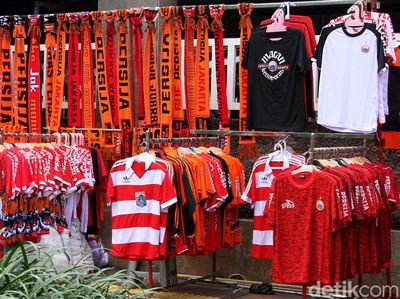 Atribut Persija Ramai Dijajakan di Stadion GBK
