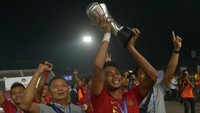 Para pemain merayakan keberhasilan mereka menjadi juara dengan berkeliling stadion. ANTARA FOTO/Nyoman Budhiana.
