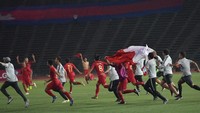 Pemain dan ofisial Timnas U-22 Indonesia melakukan selebrasi setelah berhasil memenangi babak Final Piala AFF U-22. ANTARA FOTO/Nyoman Budhiana.