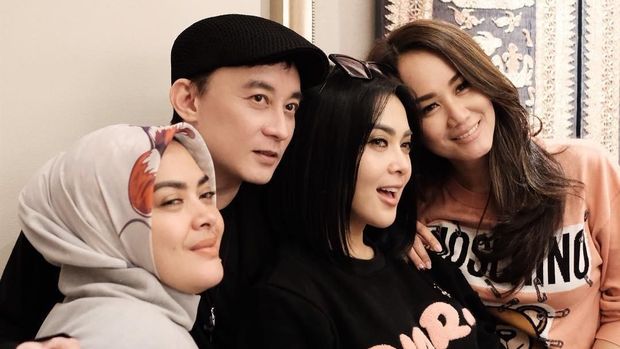 Syahrini dan para sahabat