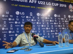 Timnas Indonesia U-22 diimbangi Myanmar di laga perdana Grup B Piala AFF U-22 yang dihelat di Stadion Nasional, Phnom Penh, Kamboja, Senin (18/2/2019). Pelatih Indra Sjafri mengakui anak asuhnya kesulitan mengembangkan permainan karena tekanan lawan sangat tinggi. Nyoman Budhiana/AntaraFoto.