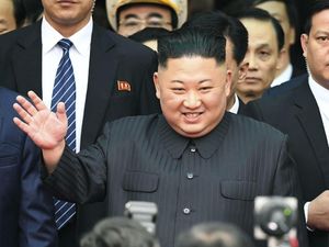 Senyum Cerah Kim Jong Un Saat Tiba di Vietnam