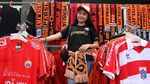 Atribut Persija Ramai Dijajakan di Stadion GBK