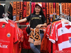 Stadion Gelora Bung Karno menjadi lokasi pertandingan Persija melawan Becamex Binh Duong dalam perebutan Piala AFC 2019. Tak heran banyak pedagang membuka lapak dagangan beragam atribut Macan Kemayoran.